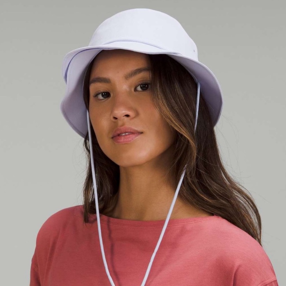 NWT Wide-Brim Bucket Hat With Strap